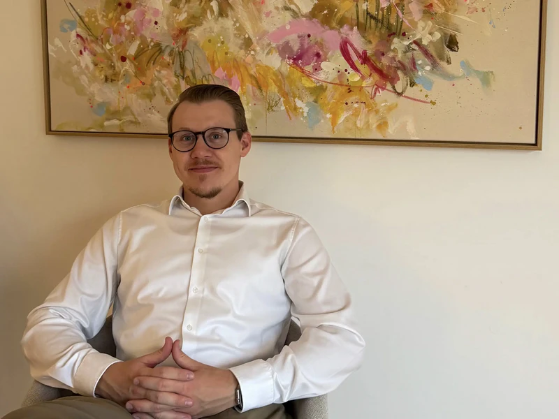 Psychotherapeut Michael Odenthal stehend vor einem schönen bunten Wandbild