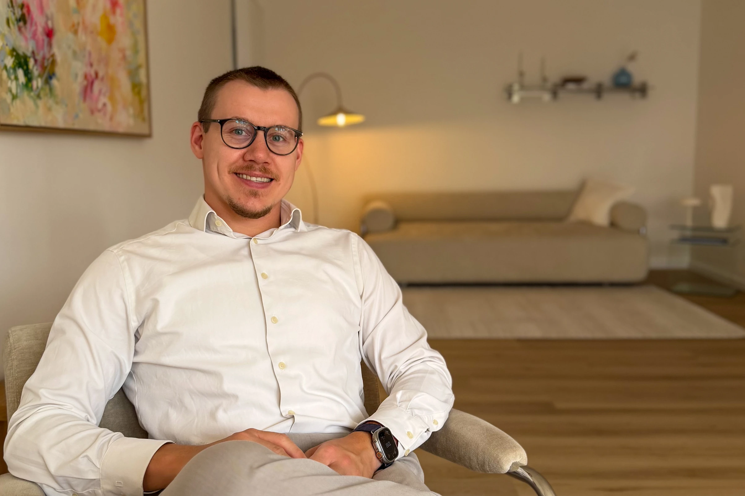 Psychotherapeut Michael Odenthal stehend vor einem schönen bunten Wandbild