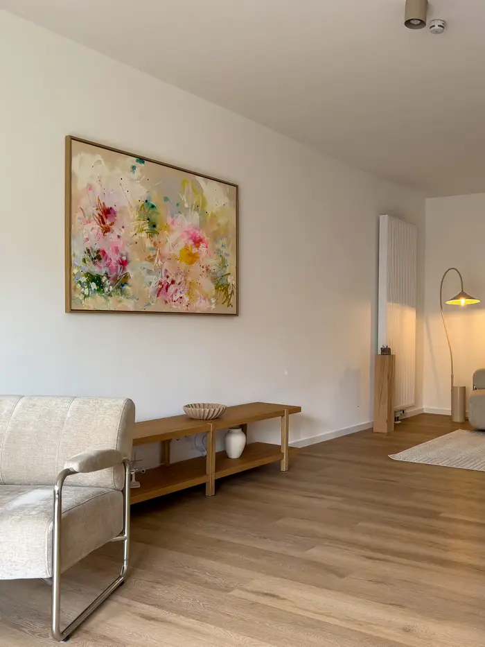 Psychotherapeut Michael Odenthal sitzend vor einem bunten Bild an der Wand